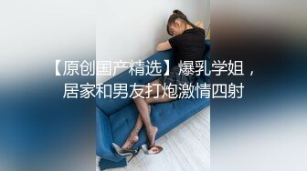 小靓妹拉屎伸手机拍！弄一手香喷喷的便便