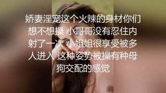 翘臀牛仔裤车震，舔到一半有人来了，吓得头都撞到了玻璃