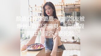 游乐场女厕近距离偷窥牛仔裙美女的大肥鲍