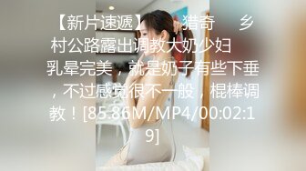   极品瑜伽教练，牛仔裤女神，一等一的好身材，这一对大长腿真诱惑，半遮半掩间三点尽