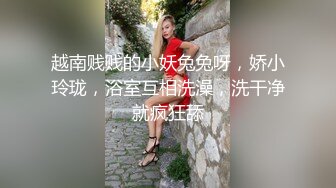 长相清纯萌妹，抱在身上调调情，口交舔屌条腿抽插，侧入猛操呻吟娇喘边摸奶子