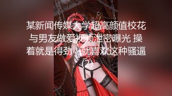 【新片速遞】 大屁股骚奶子黑丝诱惑颜值也还不错的无敌骚浪贱，让小 哥床上放肆抽插，奶子乱晃叫的骚，后入双插菊花逼逼