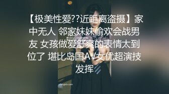 长相很漂亮的白皙美女张开腿展示自己的无毛骚穴，绝对极品一线天粉木耳