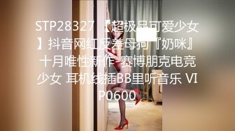 有纹身的小女人大白天伺候男友激情啪啪，奶子比心先洗干净再舔弄大鸡巴，让小哥玩