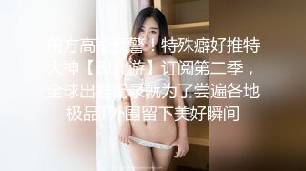 极品熟女妈妈全身赤裸坐在儿子身材，肉欲挡不住鸡巴硬了被妈妈掏出来揉搓吸允，香艳装扮沦陷猛力抽送性福