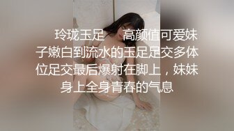 短发大妈内衣内裤都没穿在公园玩自拍