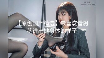   鬼畜双飞大屌哥轮草两女，吞精喝尿电钻玩逼高潮喷水， 大鸡巴疯狂抽插干翻两位人妻少妇