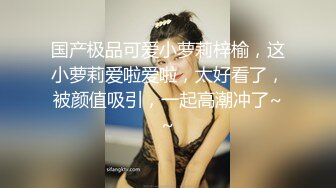 【魔手外购】牛逼厕拍大神，商场女厕真实偸拍多位美女小姐姐方便，外面手持镜头拍露脸全身 (2)