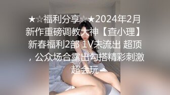 客户一个电话女友随叫随到看到女友卖力谈客户的样子感觉棒极了