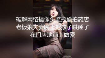 夜市女厕超级靓女怕你看不清楚她的逼特意扒开给你看看清楚