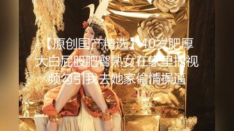 牛仔短裤大长腿贫乳美女和炮友居家啪啪，近距离特写口交舔屌，翘起屁股舔逼后入撞击美臀，毛毛修剪过掰穴诱人