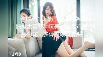 欠操的小妞露臉高顏值鏡頭前發騷，跟狼友互動聽指揮展示，溫柔的給大哥舔弄雞巴樣子真騷，激情上位爆草抽插