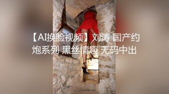 齐逼牛仔短裤黑丝骚女，舔屌足交一脸享受，脱下黑丝掰穴扣弄