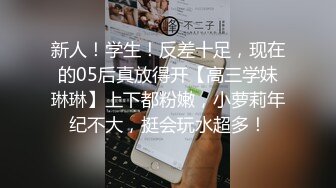 哥俩大战风骚学妹，颜值可爱迷人风骚无比，让两小哥揉奶玩逼一起抽插，激情上位多种姿势爆草嘴里都要塞鸡巴