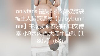 猥琐小哥欠下巨额债务无法偿还下药迷翻小女友叫来债主一起操