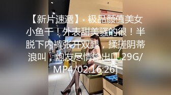 科技园女厕破洞牛仔棕高跟短发美妞,肥嫩的微毛长穴缝磨起来特爽