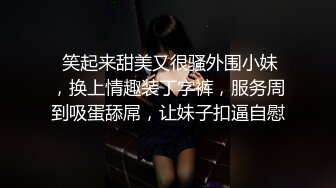 丰满女人家中一边看片一边自慰