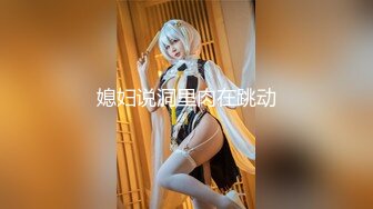 淫荡熟女富婆让肌肉男肏老骚逼，还自己用手机拍给她舔逼