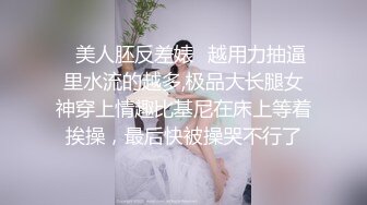 黑客破解家庭网络摄像头精选眼镜哥和媳妇在客厅自拍不是想发朋友圈吧？