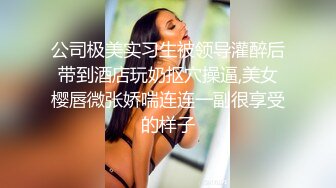 抄底眼镜大姐 看着儿子玩抓娃娃机很开心很专心