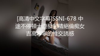 等车时偷拍到这女的摸完逼手拿出来闻闻