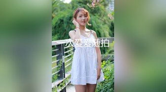 官方售价39元❤️一对好闺蜜一起逛街被一箭双雕抄底黑裙美女穿着紫色花内勒出深深屁股缝