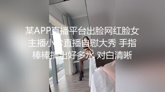 母狗很会舔鸡巴