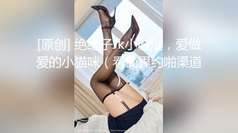 黑丝熟女阿姨偷情 边操边跟闺蜜语音聊天 屁眼塞着肛塞 被无套猛怼稀毛鲍鱼肥 强忍着不叫出来