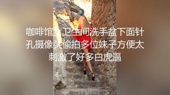 玩弄风骚女友的逼逼给狼友看，露脸颜值身材都不错，淫声荡语不断，掰开小穴看特写玩弄小豆豆