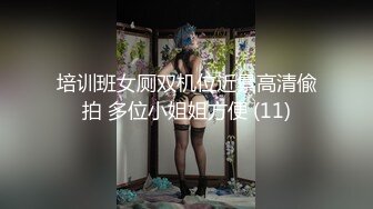 大屁股骚奶子黑丝诱惑颜值也还不错的无敌骚浪贱，让小 哥床上放肆抽插，奶子乱晃叫的骚，后入双插菊花逼逼[