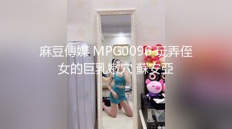  澡堂子紧盯一位身材苗条的美女泡汤