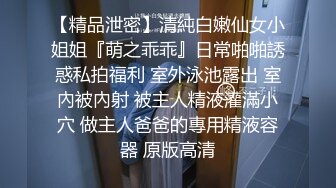 女生厕所偷窥，双视角