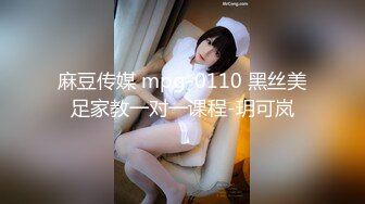 商场厕所全景偷拍 短牛仔粉内裤女店员 真是逼中极品