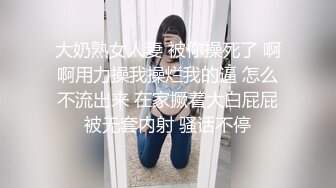 退休老师跟好姐妹陪小哥一起大秀直播，全程露脸颜值不错玩弄小哥大鸡巴，让小哥深喉草嘴各种抽插自慰骚穴