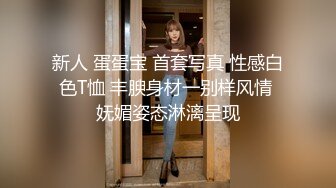 眼镜美妞大战头套男 扶JB插入抽送 应观众要求换上黑丝双腿肩上扛激情爆操