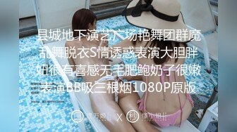 少妇的干女儿在客厅写作业，强势射到女人背上