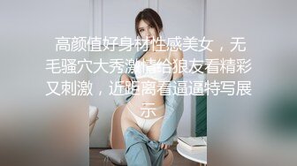 黑丝高跟露脸颜值不错的御姐少妇大秀直播，伸着舌头咬舔狼友大鸡巴，近距离掰开骚穴道具玩弄骚逼给狼友看