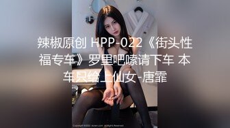 国内某景区女厕偷拍漂亮妹子尿尿❤️还去找妹子聊天,互留脸书看妹子生活照