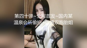 跟随抄底不穿内裤到超市购物的闷骚眼镜妹