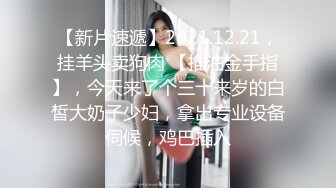 眼镜骚男小保健按摩完再让妹子打飞机，漂亮妹子撩起衣服舔白皙奶子，抹上精油撸管高潮射精