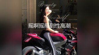 ★☆❤️新婚小娇妻❤️★☆骚妻一边被前后夹击，一边还自摸，嘴里还不听淫叫，让她好爽好爽！淫妻敞开下体大门等待大家的进入