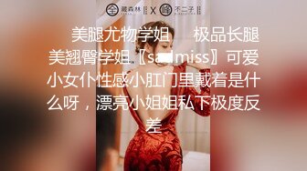 老久选妃小妈咪带小妹来服务，谈好价钱就开喽，脱光了直接干一阵抽插爆草把小姐姐干的神魂颠倒