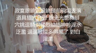 超甜美气质美女坚挺大白美乳诱惑，掏出奶子舔弄假屌插嘴，摩擦奶头摆弄姿势展示身材，特写肥穴手指揉搓毛毛浓密