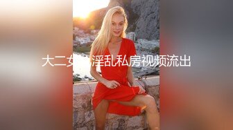 短裤外围妹穿上网袜张开双腿特写抹上润滑油深喉口交翘起屁股后入抽插猛操