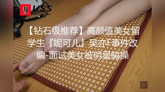 熟女人妻 在家光着屁屁吃大洋吊 展示她一流的口活 边吃边摸逼 最后口爆吃精