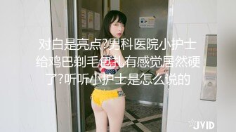 中性风酷酷短发小姐姐自慰诱惑，撩起衣服露奶子，没穿内裤诱人翘臀，掰穴特写玻璃棒抽插，娇喘呻吟嗯嗯叫