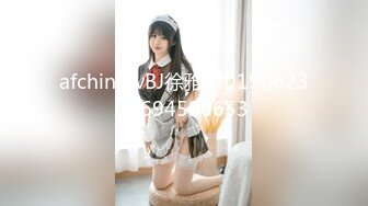 【新片速遞 】乖巧的小少妇露脸让大哥在镜头前肆意玩弄，给狼友展示逼逼舔蛋蛋吸大屌，让大哥压在身下抓着奶子爆草蹂躏