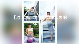 官方售价39元 吊带花裙美女和姐妹喝完喜酒在路边等车穿着性感白色微透蕾丝内勒出逼缝隙露出内裤路人视角都能看到