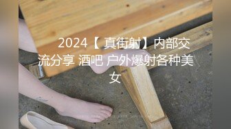 胆大牛人晚上潜伏浴室窗外近距离偷窥几个打工妹洗澡大奶妹一边洗澡一边和朋友发信息