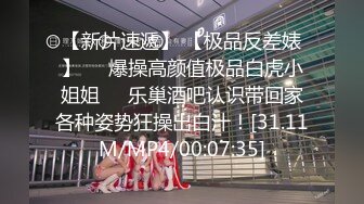 周末约两个老公不在家的丝袜少妇露脸玩3P完整版